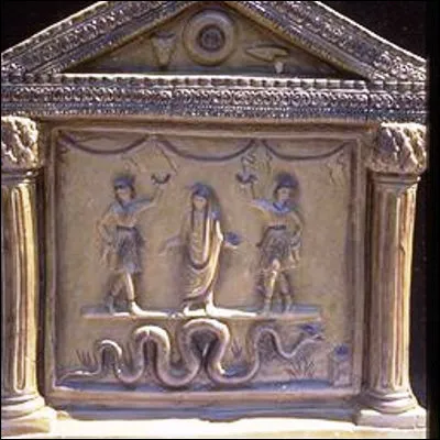 Quelles divinit&eacute;s romaines sont en charge de la protection du foyer et plus particuli&egrave;rement du garde-manger ?