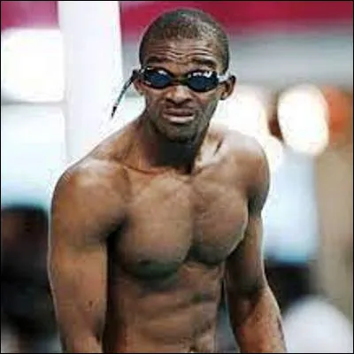 Quelle ann&eacute;e a &eacute;t&eacute; marqu&eacute;e par la pr&eacute;sence du nageur d&eacute;butant &Eacute;ric Moussambani aux Jeux Olympiques et par le but en or de David Tr&eacute;z&eacute;guet en finale d�un tournoi international ?