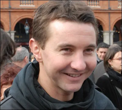 Olivier Besancenot a pris la suite d'Alain Krivine comme candidat de la Ligue communiste révolutionnaire (LCR) : en quelle année se présente-t-il ?