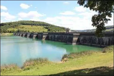 Nous sommes maintenant en Bourgogne-Franche-Comté, au barrage du réservoir de Grosbois, à Grosbois-en-Montagne. Village de l'aire d'attraction Dijonnaise, il se situe ...