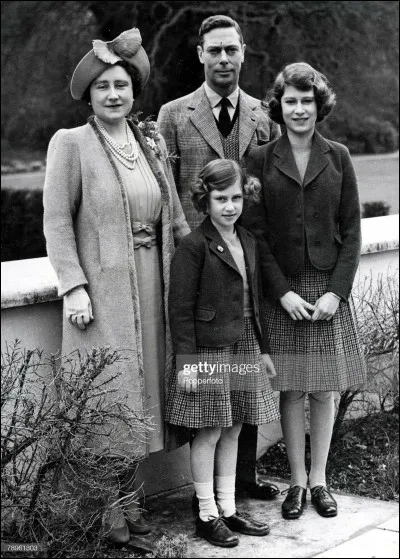 Avant que son père ne devienne roi quel était le Tttre de noblesse de la famille d'Elisabeth II ?
