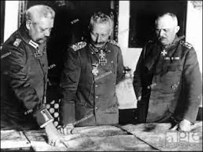 Qui le seconde directement dans les opérations militaires ?