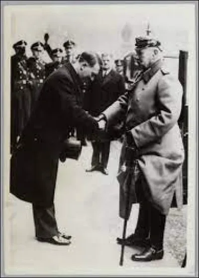 Hindenburg méprise Hitler et lui trouve un surnom, lequel ?