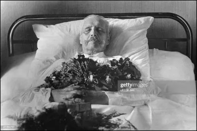 Hindenburg tombe gravement malade et meurt rapidement après. Quelle est la date de sa mort ?