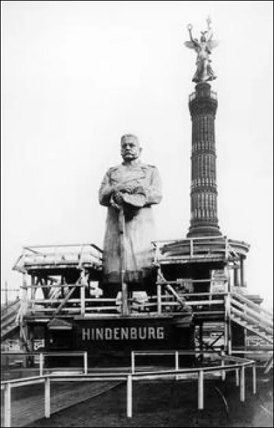 Après la mort de Hindenburg, un véhicule gigantesque est créé, nommé Hindenburg, et connu pour son accident tragique. Quel type de véhicule est-ce ?