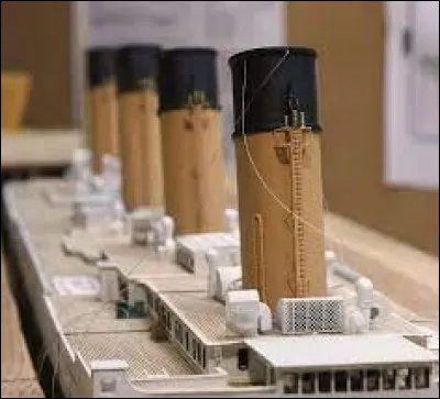 À quelle heure la première cheminée s'est-elle écroulée ?