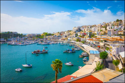 De quelle ville Le Pirée est-il le principal port ?