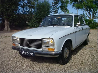 Berline compacte produite de 1969 à 1980 pour compléter la 204 :