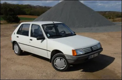 Sortie en 1983, cette berline citadine a été produite à plus de 5 millions d'exemplaires jusqu'en 1998. Son succès a contribué à redresser la marque : c'est la ...
