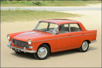 Routière familiale sortie en 1960, produite jusqu'en 1975 à 2,8 millions d'exemplaires, elle est la première à être équipée d'un moteur à injection : c'est la ...