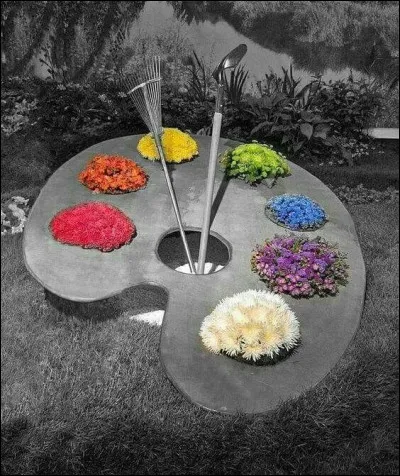 Hommage à Jacques Prévert ! Dans son poème "Le Cancre", avec quoi le cancre dessine-t-il le visage du bonheur ?