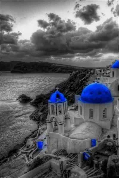 Quelle est cette île grecque de l'archipel des Cyclades, connue pour son volcan, et dont les principales villes sont Oia et Fira ?