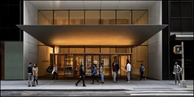 Quel acronyme est utilisé pour désigner le plus fameux musée d'art contemporain au monde ?