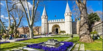 Quel est le nom du musée, situé à Istanbul en Turquie, qui se trouve être l'ancienne résidence des sultans ottomans ?
