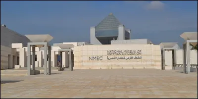 Le musée national égyptien, situé au Caire, est le plus célèbre grâce au fabuleux trésor de la tombe de :