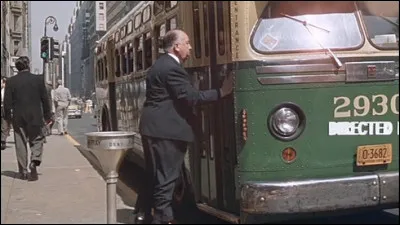 Le grand Hitchcock aimait se mettre en scène mais dans quel film d'espionnage le voit-on prendre un bus en 1959 ?