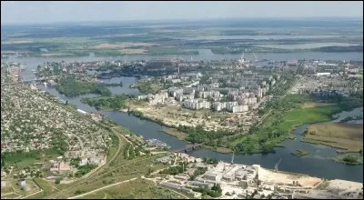 Quelle est cette ville stratégique, capitale de l'Oblast éponyme, située sur la rive droite du fleuve Dniepr, première prise de guerre des envahisseurs russes ?