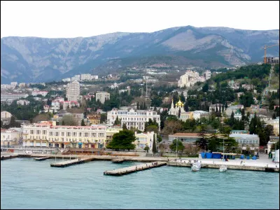 Quelle est cette ville balnéaire de Crimée, située au bord de la mer Noire devenue de facto depuis 2014 ville russe, célèbre pour la conférence du 4 au 15 février 1945 ayant eu pour but de finir la Seconde Guerre mondiale ?