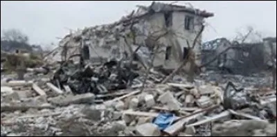 Quelle est cette ville de garnison avec 6 casernes, 7 000 engagés et 5 000 civils; défigurée par les bombardements des envahisseurs russes ?