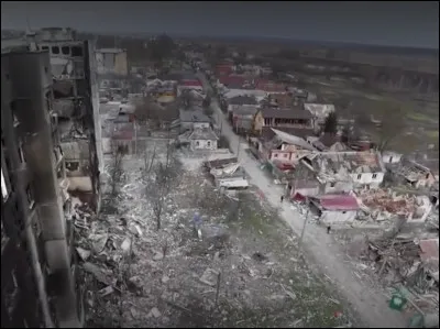 Quelle est cette ville, commune urbaine de Kiev, rasée et pillée par des barbares russes qui ont massacré sa population ?