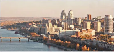 Quelle est cette troisième plus grande ville d'Ukraine située au bord du fleuve Dniepr ?