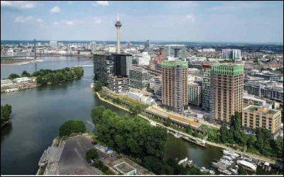 Quelle est cette ville industrielle qui se situe sur le fleuve Dniepr, on y trouve la plus grande centrale nucléaire d'Europe encerclée par les envahisseurs russes ?