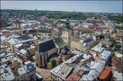 Quelle est cette ville, centre historique de la Galicie surnommée "la Ville aux Lions", refuge de milliers d'Ukrainiens fuyant la guerre ?