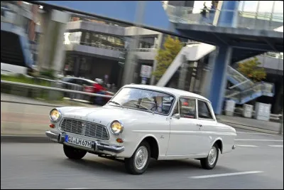 Quelle est cette berline familiale lancée en septembre 1962 ?