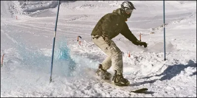 Au snowboard, comment appelle-t-on la position consistant à avoir le pied droit devant ?
