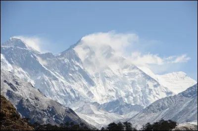 Quel est ce quatrième plus haut sommet de la terre qui culmine à 8 516 m d'altitude à la frontière entre la Chine et le Népal ?