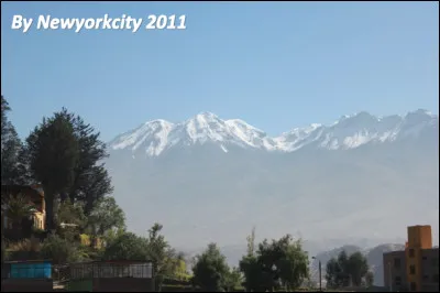 Quel est ce volcan situé prés de la ville d'Arequipa au Pérou dont le sommet culmine à 5 805 m d'altitude ?