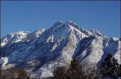 Quel est le nom de ce mont, un sommet qui s'élève à 2 917 m d'altitude, point culminant de la Grèce ?