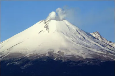 Quel est ce volcan du Mexique, deuxième plus haut sommet du pays qui culmine à 5 426 m d'altitude ?