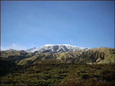 Quel est ce sommet, point culminant de l'île de Sainte-Hélène avec une altitude de 2 062 m ?