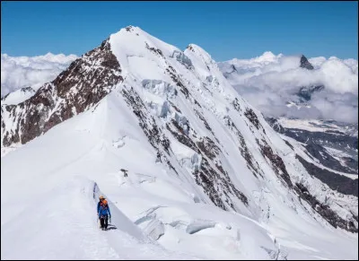 Quel est le nom de ce mont, plus haut sommet des Alpes suisses qui culmine à 4 634 m d'altitude ?