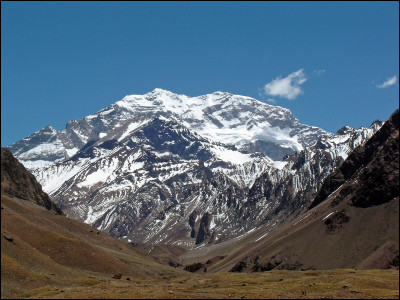 Quel est ce sommet d'Argentine qui s'élève à 6 932 m d'altitude, point culminant de la cordillère des Andes ?