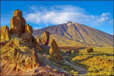 Quel est ce volcan située sur l'Ile de Ténériffe aux Canaries, plus haut sommet d'Espagne culminant à 3 715 m d'Altitude ?