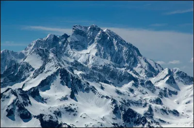 Quel est ce sommet qui avec 3 293 m d'altitude est le point culminant des Pyrénées françaises ?