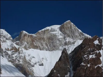 Quel est ce sommet, point culminant de la chaîne de montagnes Tian Shan en Chine qui s'élève à 6 627 d'altitude ?