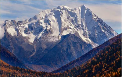 Quel est ce sommet, un pic de montagne du Népal qui culmine à 5 520 m d'altitude ?