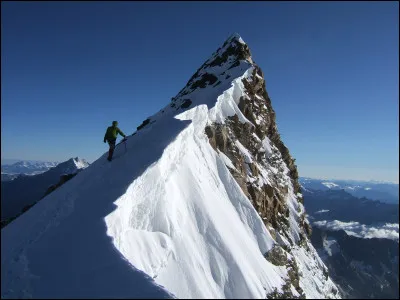 Quel est le nom de cette pointe, sommet des Alpes suisses valaisannes qui culmine à 4 563 m d'altitude et qui sert de frontière entre la Suisse et l'Italie ?