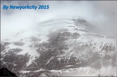 Quel est ce volcan d'Équateur dont le sommet s'élève à 6 236 m d'altitude, point culminant des Andes équatoriennes ?