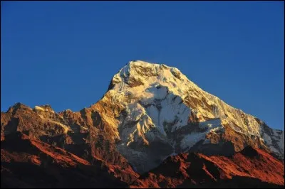Quel est ce sommet qui culmine à 8 167 m d'altitude au Népal dans l'Himalaya ?