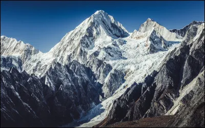 Quel est ce sommet du Népal dans l'Himalaya qui culmine à 7 893 m d'altitude ?