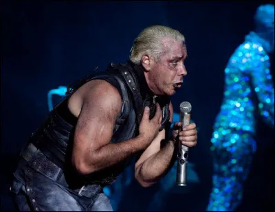 Complétez : 
"I zvjozd nočnoj..."