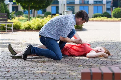 Si une femme tombe à terre, que fais-tu ?