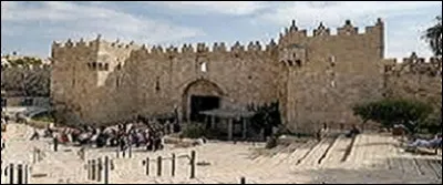 Quelle ville eut autrefois un véritable monopole tant pour la production que l'exportation d'un tissu précieux qui porte son nom ?