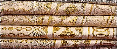 C'est à Tlemcen* [donnez son origine] que l'on fabrique un beau tissu de cérémonie, également utilisé en turbans et autres traditions vestimentaires : la fouta, mais l'origine est indienne.