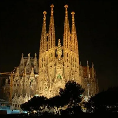 Jean-Luc Mélenchon est un candidat politique d'un parti situé sur une tendance droite-extrême droite :