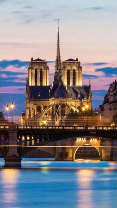 La guitare contient six cordes :